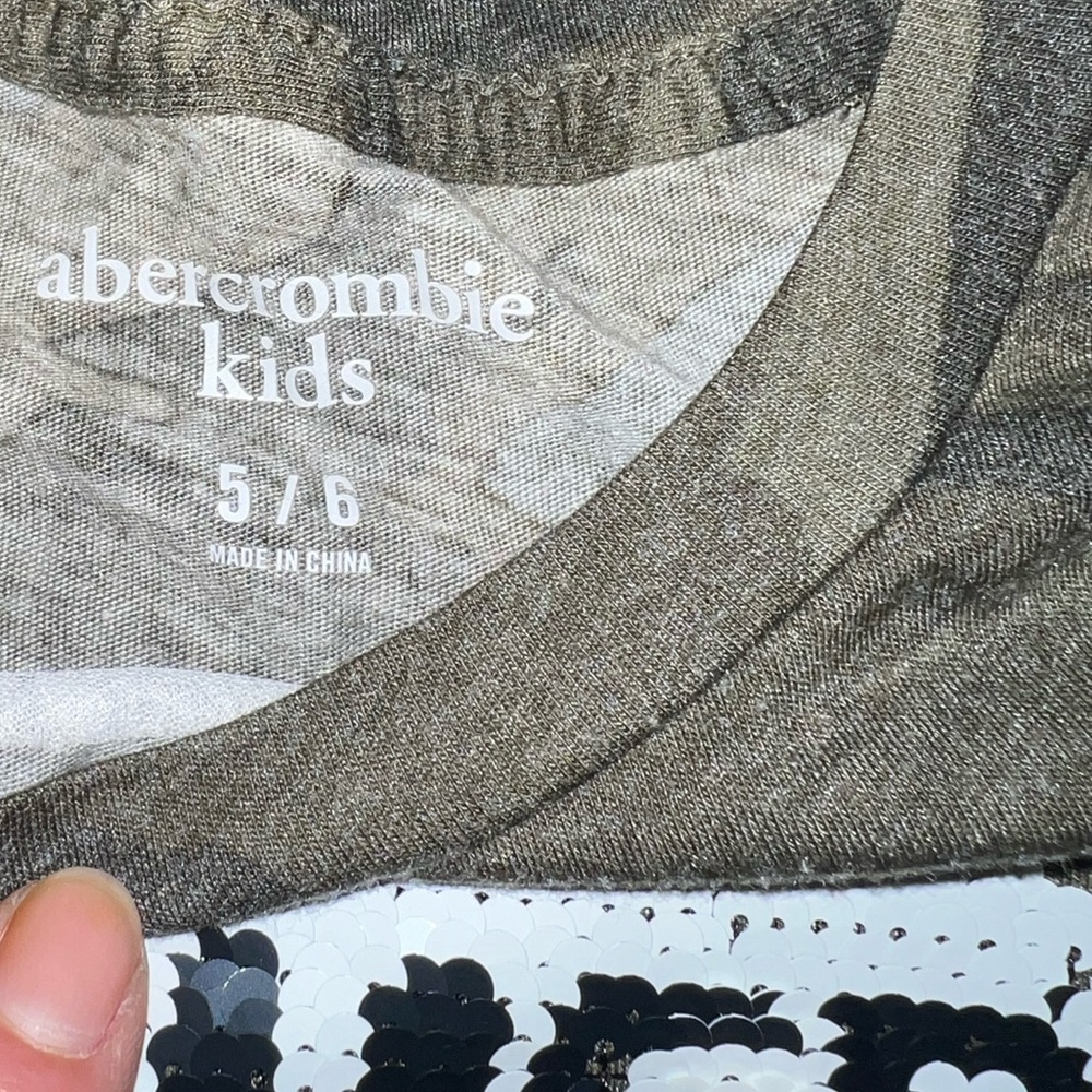 Abercrombie Kids Green Camo Sequins Gamer Short Sleeve Tee Size 5/6 - Picture 4 of 5